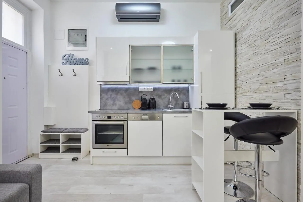 Cozy Little Apartment In Downtown Budapest